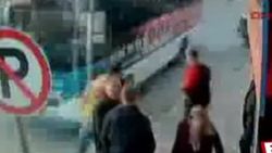 Otobüsün altında kalmaktan saniyelerle kurtuldu