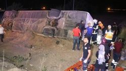 Aksaray'da yolcu otobüsü devrildi
