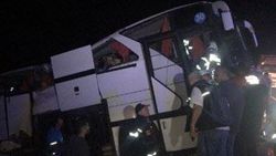 Polisleri ve mültecileri taşıyan otobüs devrildi
