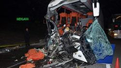 Eskişehir'de yolcu otobüsü TIR’la çarpıştı: 1 ölü 29 yaralı