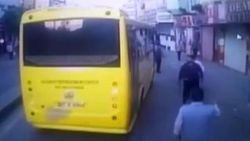 Halk otobüsüne bıçak ve sopalarla saldırdılar