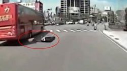 Japonya'da motosikletli kız otobüsün altında can verdi