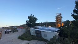 Traktörle çarpışan yolcu otobüsü devrildi: 27 yaralı