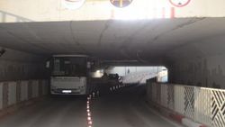 Bursa'da bir halk otobüsü alt geçitte sıkıştı