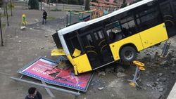 Rampada bırakılan belediye otobüsü çocuk parkına düştü
