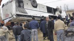 İşçileri taşıyan otobüs devrildi 1 ölü 41 yaralı