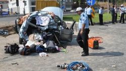 Işıkta duran otomobile kamyon çarptı: 3 ölü