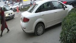 Lastiği patlatılan otomobilden 2 kilo altın çalındı