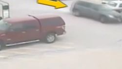 Marketten çıkan sürücü otoparkta 10 araca çarptı İZLE