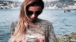 Özge Ulusoy Sabancıların yalısında