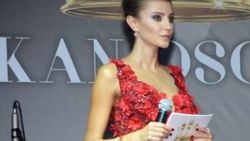 Özge Ulusoy kırmızı elbisesiyle ödül töreninde dikkat çekti