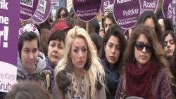 Taksim'de binlerce kişi Özgecan için yürüdü