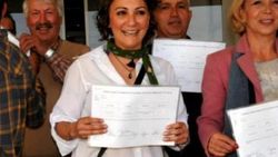 Özlem Tekin muhtarlık azalığı için mazbatasını aldı