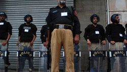 Pakistan'da polis şüpheliyi baltayla öldürdü
