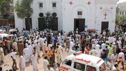Pakistan'da kiliseye intihar saldırısı: 50 ölü