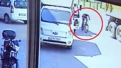 Pakistanlı genç, kamyonla yarışırken hayatını kaybetti