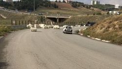 Yola savrulan pamuk balyaları yolu trafiğe kapattı