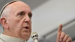 Papa Francis: Eşcinsel rahipleri yargılamıyorum