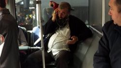 Metrobüse papağanla binen İstanbullu güldürdü
