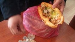 Dilenciler topladıkları parayı ekmek arası dönerin içine sakladı
