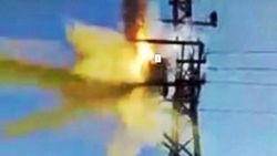 Elektrik trafosu bomba gibi patladı
