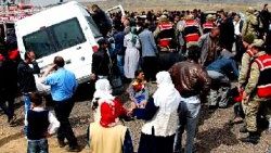 Öğrenci servisi otomobille çarpıştı: 3 ölü