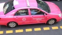 Mısır'da kadın tacizlerine karşı pembe taksi