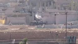 Kobani'de peşmergenin yaralı YPG'liyi kurtarma anı İZLE