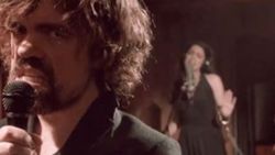 Peter Dinklage Game of Thrones müzikali için sahnede