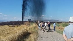 Kepçenin çarptığı boru hattından petrol fışkırıyor