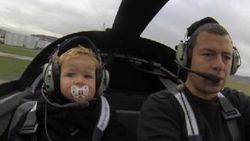 Pilot baba küçük oğluna uçuş deneyimi yaşattı İZLE