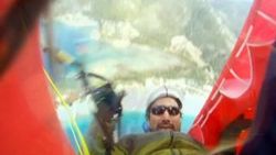 Yamaç paraşütü yapan pilotun ölüm-kalım savaşı