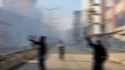 Polise atmak istediği patlayıcı elinde patladı