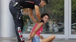 Kartı ATM'ye sıkışınca ortalığı birbirine kattı