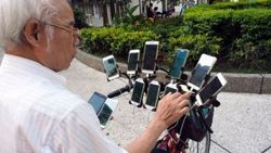Torununa özenen adam 11 telefonla Pokemon peşinde