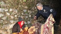Donduran soğukta sabahlamak isteyen adamı polis ikna etti