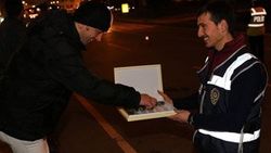 Polisten vatandaşa yeni yıl çikolatası