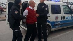Yakalanacağını anlayınca polise saldırdı