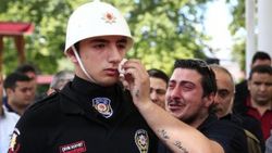 Polisin gözyaşlarını şehidin yakını sildi