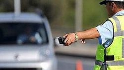 Alkollü sürücü polisin parmağını ısırdı