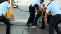 Polise kızıp ekip otosunu yaktı - izle