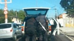 Polis arabasından düşen kadın metrelerce sürüklendi İZLE