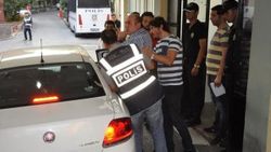 Sorguları tamamlanan polisler adliyeye sevk edildi