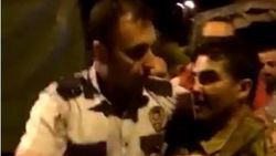 Halk, darbe girişimindeki askerleri polise teslim ediyor