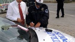 Polise rüşvet teklif eden yandı