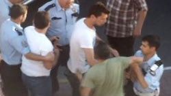 Polis ve minibüs şoförü birbirine girdi - izle