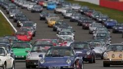 Porsche bir piste 1.200 adet 911 sığdırdı