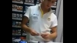 Pos cihazından para çekmeye çalışan kasiyer İZLE