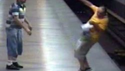 Prag'da bir kişi kendisini uyaran adamı raylara itti