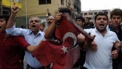 Reyhanlı'da yanmış bayrakla protesto